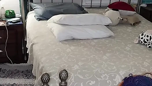 Ateşli orta yaşlı seksi iri güzel kadın yatağını yapıyor sonra mastürbasyon yapıyor ve iyi bir orgazm oluyor!