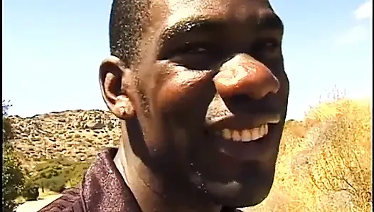 Siyah kovboy kız plajda büyük siyah yarağa biniyor