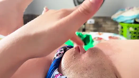 Yoldan geçenler varken sabah pencere kenarında mastürbasyon yapmayı seviyorum