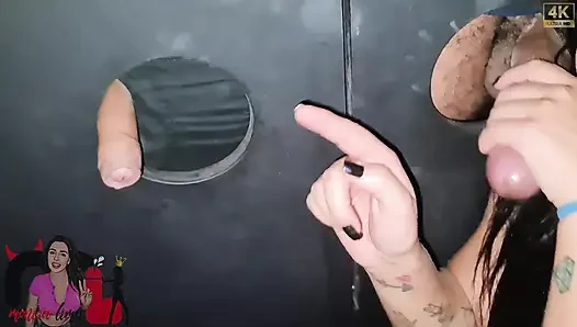 Cuckold Koca, Eşini Gloryhole'a Götürür Ve Yaramaz Kız Birçok Yabancıyla Sevişir.