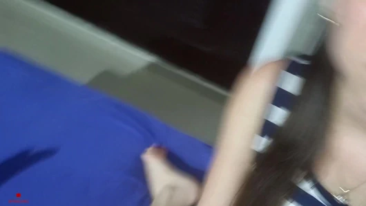 Masum yüzlü üvey kız kardeşim bana harika bir oral seks yapmasına izin vermemi istiyor