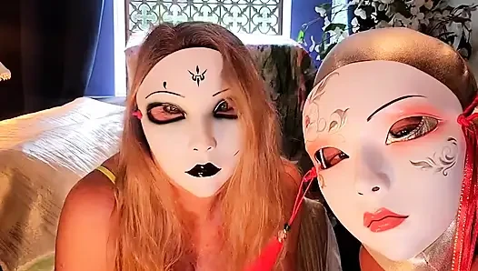 Domslut xxl strapon redboy9, mrhankeystoys, carmen tarafından koşumlu sikişmeden önce parmaklarıyla mareslut'unu ısıtıyor