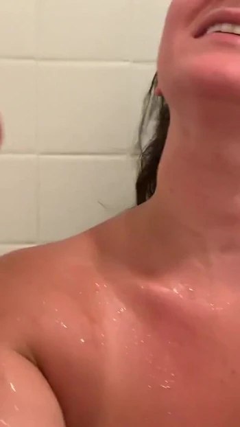 Ключевой момент из "Мой 55 м фотограф был во всем мне после соблазнения его в ванне. Он получил меня хорошо!"