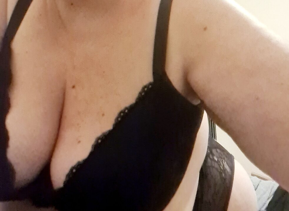 Valerie ssbbw göğüslerini hareket ettiriyor ve lens ile oynuyor