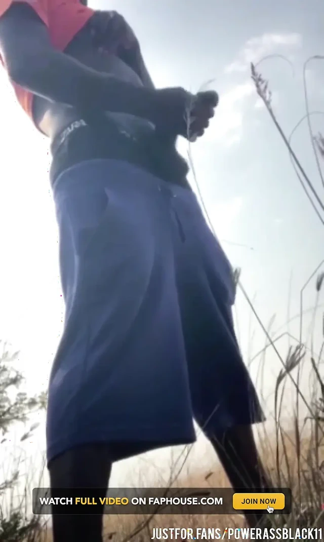 Çalıda yoğun bir şekilde tek başına mastürbasyon yapıyor