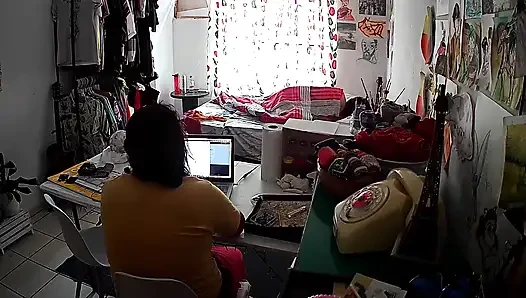 Üvey baba evde ofis yaparken üvey kızıyla