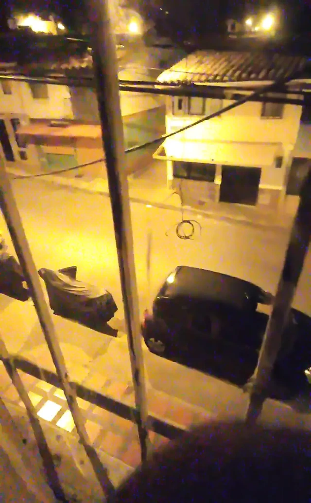 Mahalle için mastürbasyon yapıyor