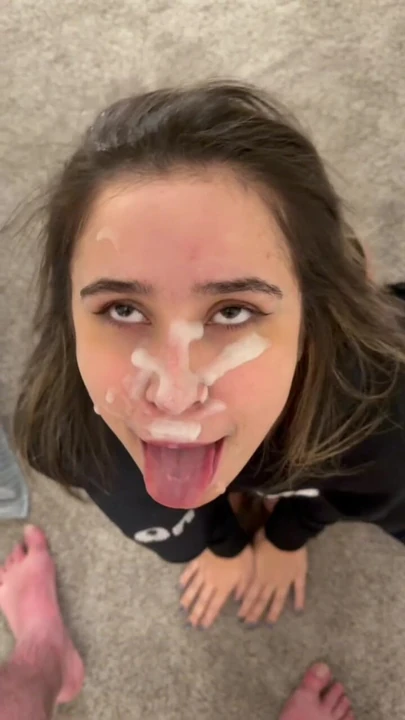 Büyük diş teli yüze boşalma