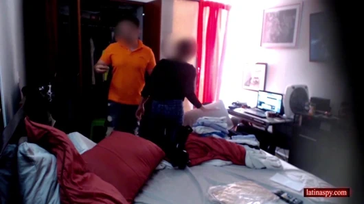 Hizmetçi büyük doğal göğüslere sahip ve sikişmeye hazır