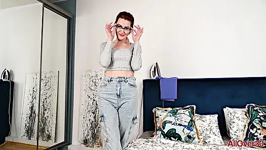 Sıcak ev hanımı evi temizlemek yerine tekrar tutkulu bir şekilde mastürbasyon yapıyor