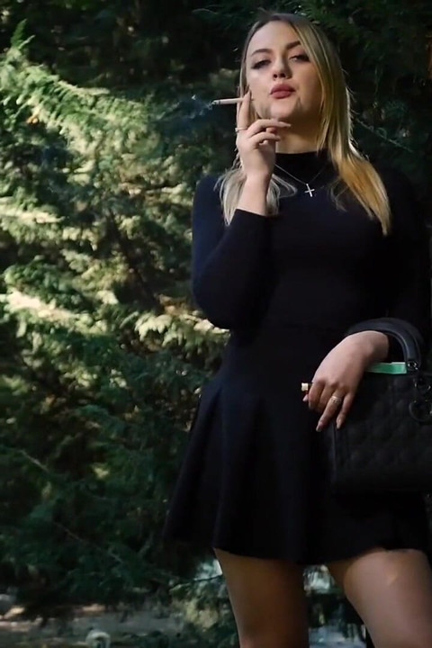 Ateşli sarışın hatun doğada bir siyah sigara içiyor