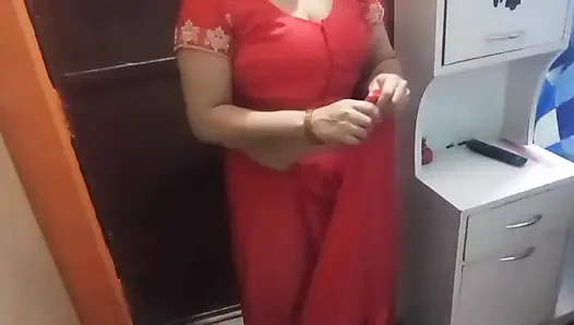 Güzel yenge güzel bir sari giyiyor.