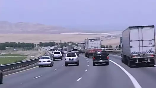 İki sürtük sarışın kamp yapan bir minibüste bir grup adam tarafından sert sikiliyor