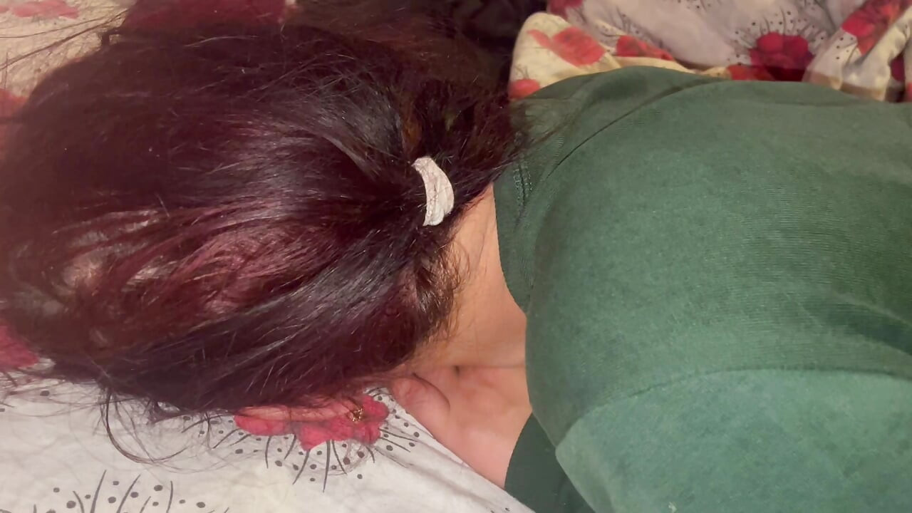 Üvey babam seni bırakmam için ağzımdan hızlı sikiyor