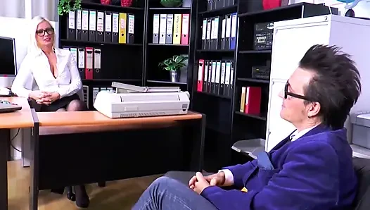 Büyük memeli seksi sarışın sekreterim