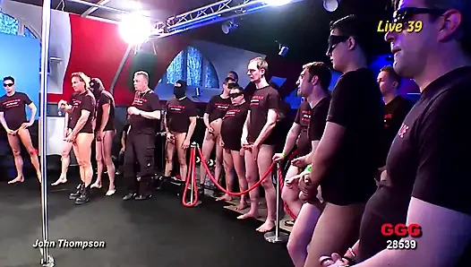 Sert grup seks eylemi: porno yıldızı beş adam tarafından sikiliyor ve fışkırtılıyor