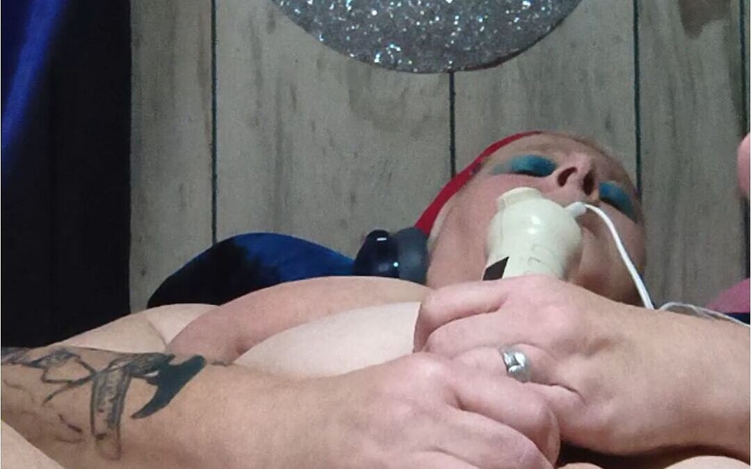 Dildo canavar vibratörle sikişmeyinca sakso rafta ona yardım ediyor