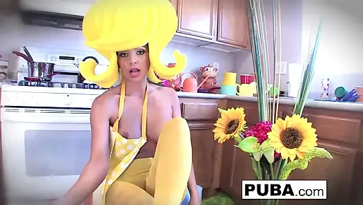 Abigail Mac ve devi ile gerçeküstü mutfak elbisesi