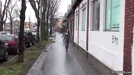 Yabancı ayartmak Alman genç itibaren sokak için sikme için nakit