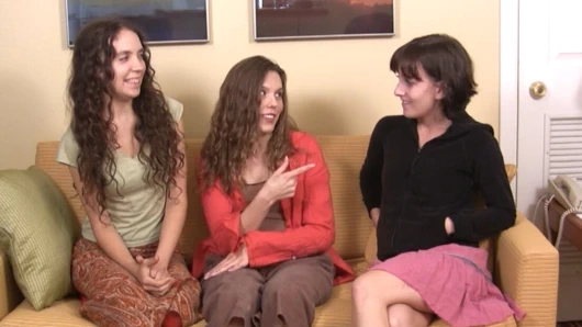 Striptiz kaya kağıt makaslama oyununda bir kıyafet makalesini döküyor