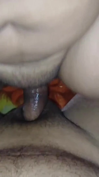 Незабываемый момент от "Индийская подруга делает грязный минет и трахается в каждой позе, камшот на сиськи и живот"