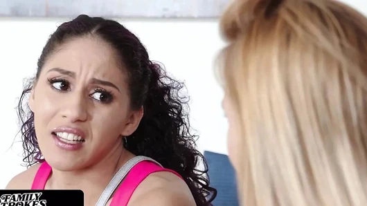 Gözleri bağlı genç üvey kız alır kremsi boşalmak üzerinde ona yüz