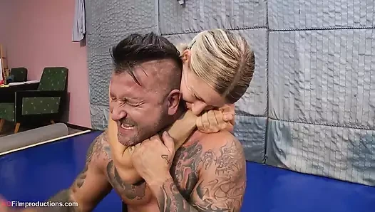 Sarışın zayıf bacaklarını etrafına saran adamla edepsizce konuşuyor