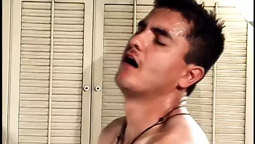 Hevesli adam ortağının sikini yalıyor