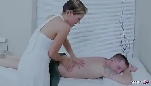 Sarışın genç brooke masaj masasında üvey erkek kardeşini baştan çıkarıyor