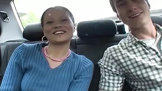 Seksi esmer genç emme bir sert horoz içinde the araba