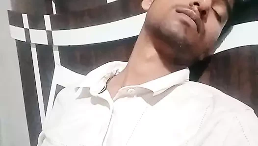 Adam yarak seviyor ve rüyada sert sikişiyor