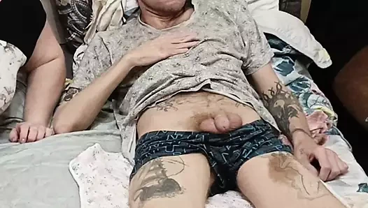 Gözlüklü kız arkadaşım boşalana kadar sikimi emiyor