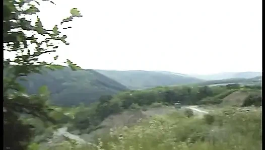 Kılsız daha az kız açık havada domaltılıyor