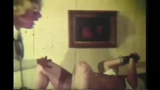 Ateşli klasik sarışınların büyük göğüslerinden bir sürü ateşli süt