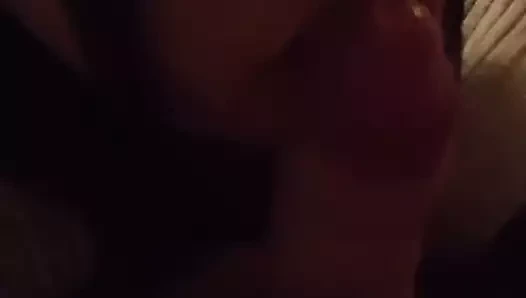 Genç İngiliz dili erkek arkadaşının sikini gıdıklıyor