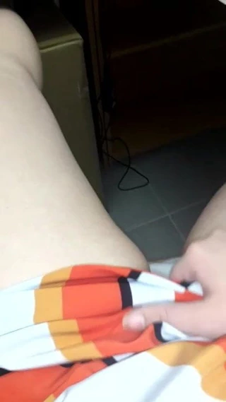 İş yerinde mastürbasyon yapan bir kız