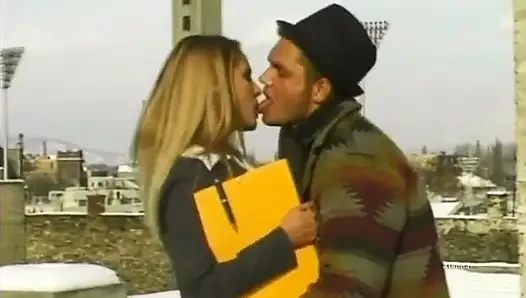 Siyah çoraplı seksi sarışın terzilik laboratuvarında grup seks yapıyor!