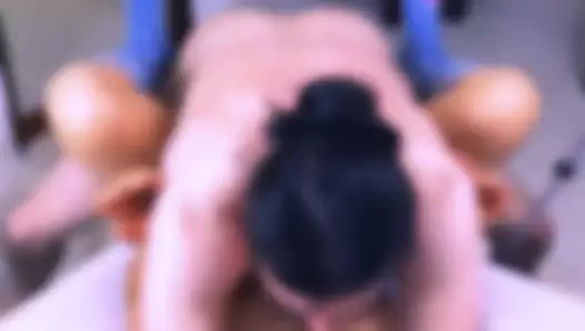 Arkadaşımın üvey annesinin inanılmaz yuvarlak ve sıkı bir kıçı var ki, her fırsatta dokunmadan duramıyorum.