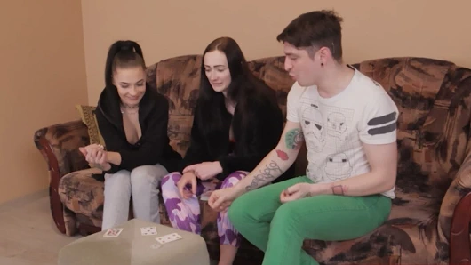 İki ateşli kız ve bir şanslı adamla üçlü sikiş