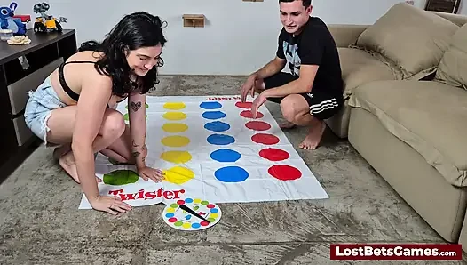 Rafaela ve Igor ile striptiz twister oyunu sert oluyor