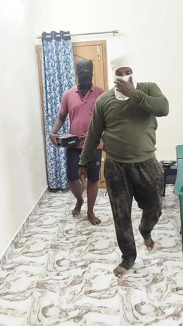 Ac tamircisi kocası televizyon izlerken aldatan karısını sikiyor