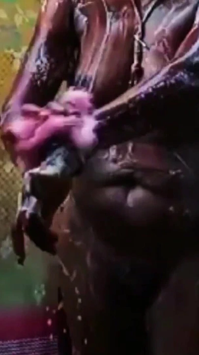 Ammu banyoda onun göğüslerini sıkıyor | Klip 1