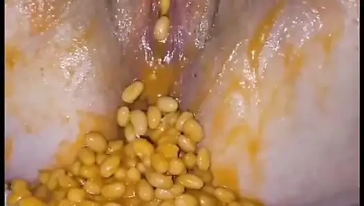 Dağınık döl ve yemek dolu amcık