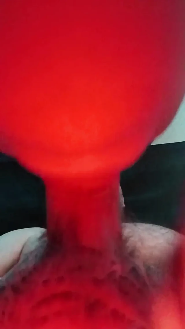 Aldatan komşu gırtlağına kadar almayı ve yüzüne boşalmayı seviyor