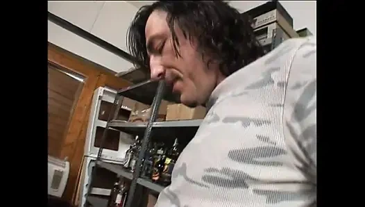 Amcığını piercingli büyük memeli orta yaşlı seksi kadın arka barda sikiliyor ve ağzına boşalıyor