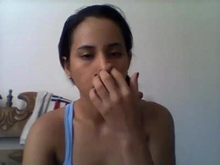 Web kamerası üzerinde pembe pamuklu külot