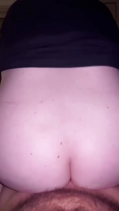 Orta yaşlı seksi kadın yarağıma biniyor ve boşalıyor