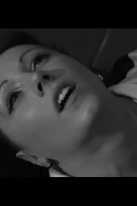 İki azgın klasik orta yaşlı seksi kadın büyük sert yarakla sikiliyor ve ağzına boşalıyor