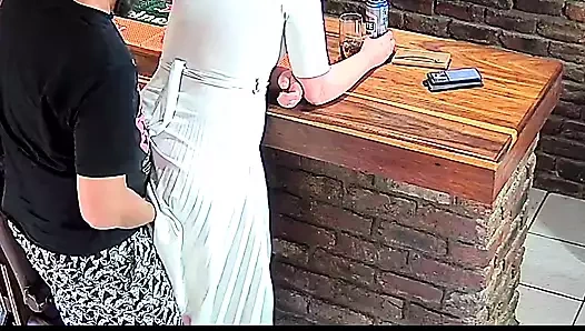 Karımı havuz komşusuyla aldatırken yakaladım