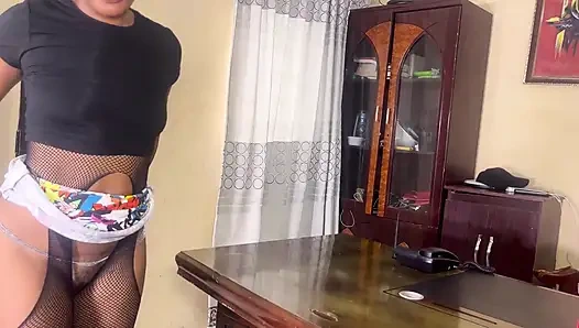 Eski okul arkadaşımı ofiste görmeye gittim ve onu yarakla sikiyorum